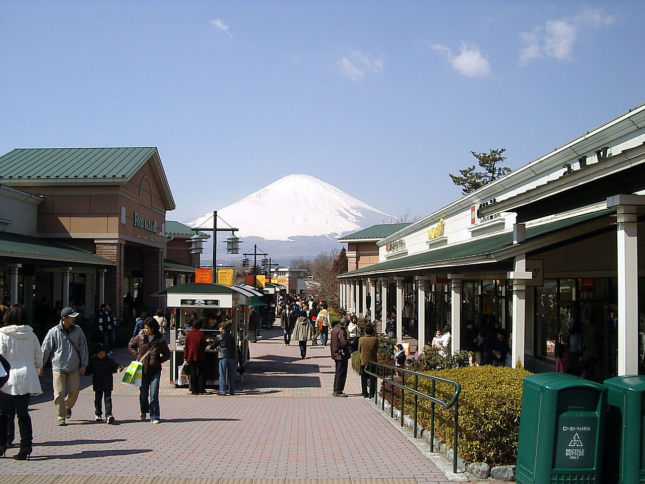 1280px-Gotemba_premium_outlets1.jpg