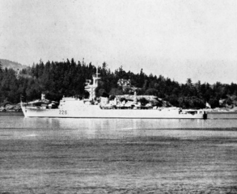 HMCS_Crescent_%28DDE_226%29_underway_in_1958.jpg