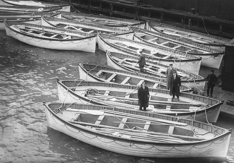 800px-Titanic%27s_lifeboats_in_New_York.jpg