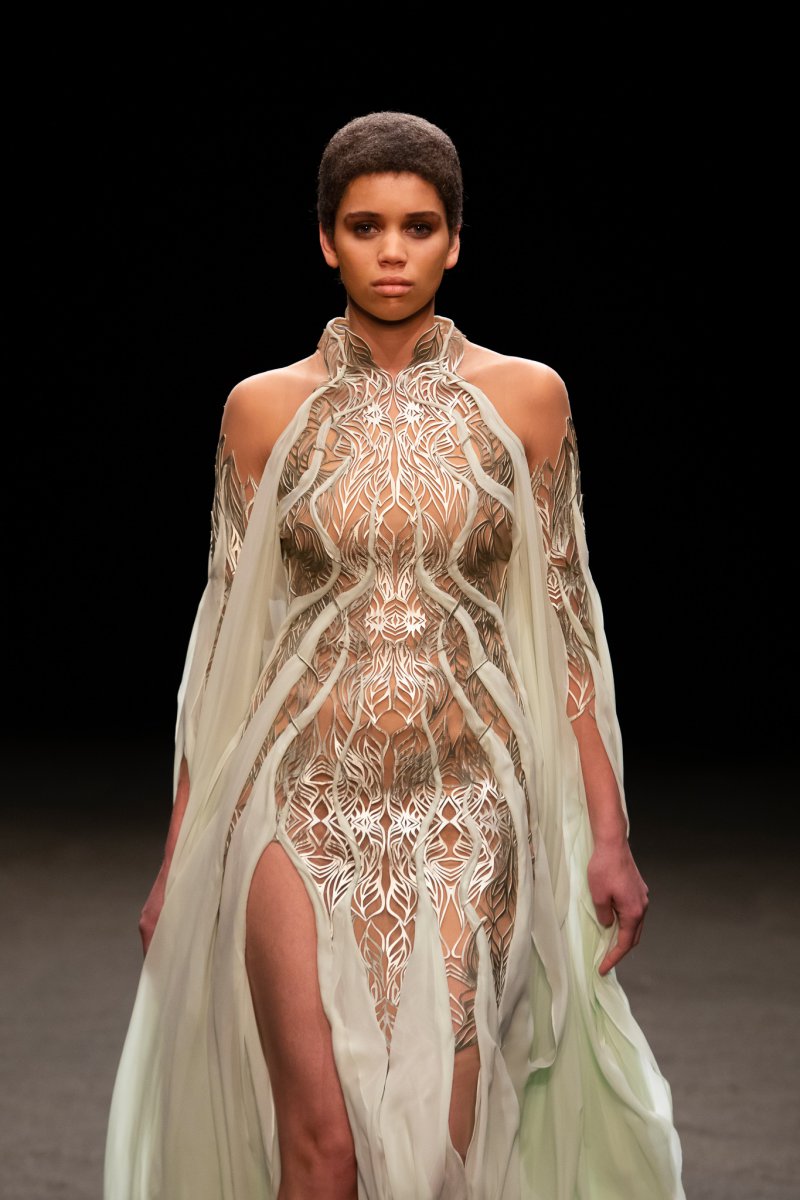 Look-04-Iris-van-Herpen-Couture-SS21-Roots-of-Rebirth-Photographed-by-Gio-Staiano-50.jpg