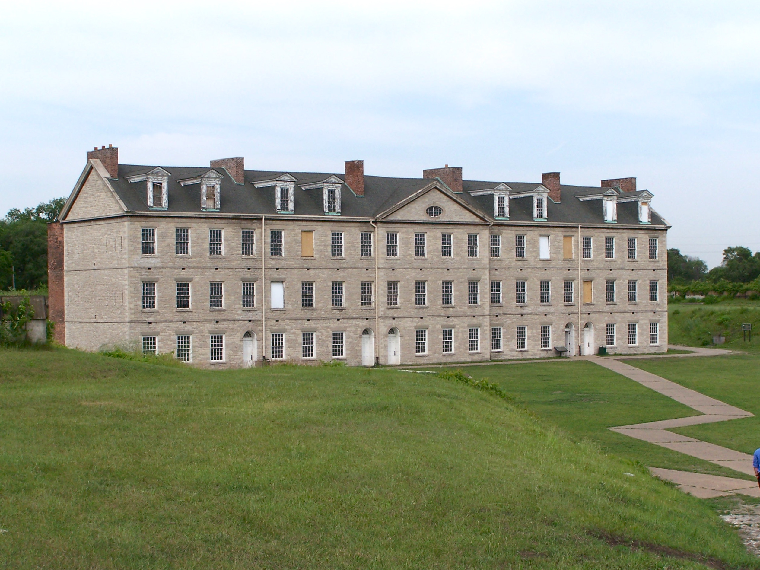 Fort_Wayne_Barracks%2C_Detroit.jpg